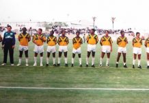 O Flamengo Campeão mundial de 1981, com Jairzinho Furacão e Carlos Alberto Pintinho! Primeiro jogo da equipe de Ex-jogadores da Seleção Brasileira e do Flamengo no ‘Victoria Stadium’ em Gibraltar ouvindo o hino nacional, na foto: Osvaldo Maia e Julio Maia – Jairzinho – Raul Plasmann – Rondinelli – Wilsinho – Carlos Alberto – Kleber – Marinho – Leandro – Ruy Rei – Lico – Murilo – Roberto - Ronaldo.