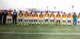 O Flamengo Campeão mundial de 1981, com Jairzinho Furacão e Carlos Alberto Pintinho! Primeiro jogo da equipe de Ex-jogadores da Seleção Brasileira e do Flamengo no ‘Victoria Stadium’ em Gibraltar ouvindo o hino nacional, na foto: Osvaldo Maia e Julio Maia – Jairzinho – Raul Plasmann – Rondinelli – Wilsinho – Carlos Alberto – Kleber – Marinho – Leandro – Ruy Rei – Lico – Murilo – Roberto - Ronaldo.