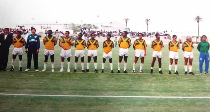 O Flamengo Campeão mundial de 1981, com Jairzinho Furacão e Carlos Alberto Pintinho! Primeiro jogo da equipe de Ex-jogadores da Seleção Brasileira e do Flamengo no ‘Victoria Stadium’ em Gibraltar ouvindo o hino nacional, na foto: Osvaldo Maia e Julio Maia – Jairzinho – Raul Plasmann – Rondinelli – Wilsinho – Carlos Alberto – Kleber – Marinho – Leandro – Ruy Rei – Lico – Murilo – Roberto - Ronaldo.