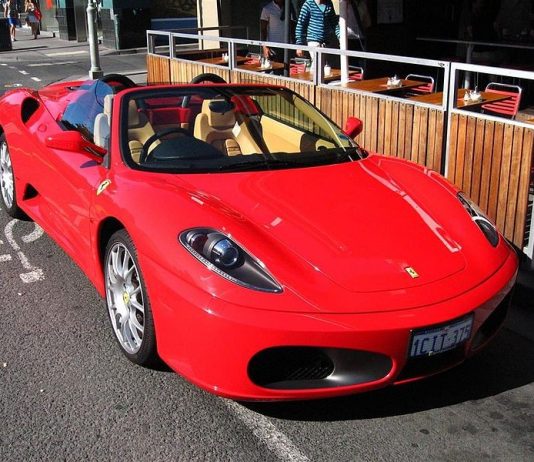 Crônica – A Loira da Ferrari Vermelha em Cabo Frio.