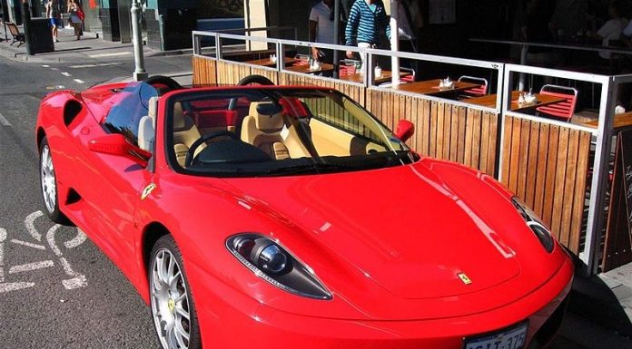 Crônica – A Loira da Ferrari Vermelha em Cabo Frio.