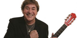 Grandíssimo, Bebeto. Canta aí. Você é demais, milhares de pessoas estão esperando por você.