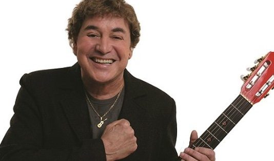 Grandíssimo, Bebeto. Canta aí. Você é demais, milhares de pessoas estão esperando por você.