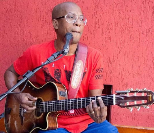 Tonny França, músico e intérprete, simplesmente espetacular.