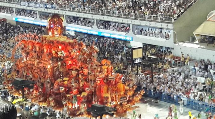 Loucura de um povo ou orgulho de uma nação.