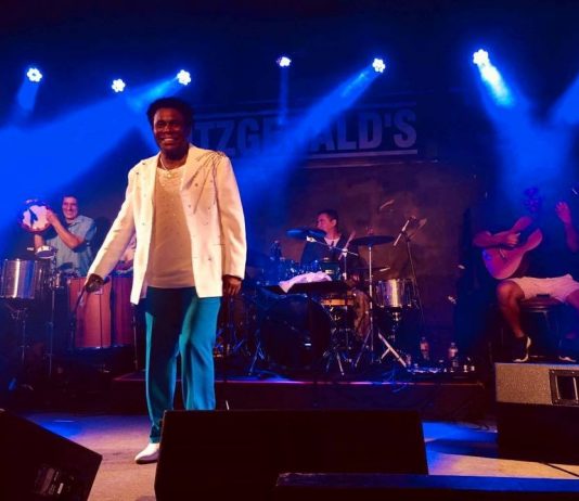 O extraordinário Neguinho da Beija Flor levantou a galera em Houston, Texas, USA.