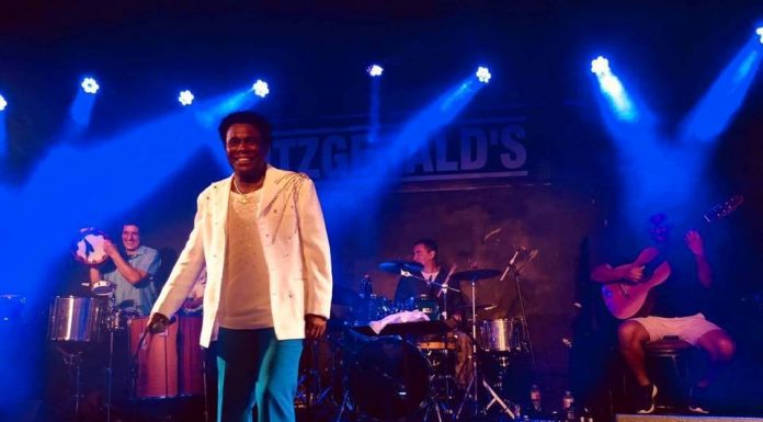 O extraordinário Neguinho da Beija Flor levantou a galera em Houston, Texas, USA.