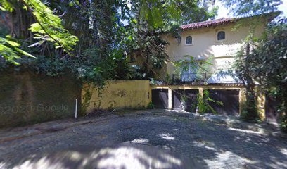 Business – Bela e confortável casa triplex no Humaitá á venda, está a cinco minutos a pé, da Lagoa Rodrigo de Freitas na zona sul do Rio de Janeiro.