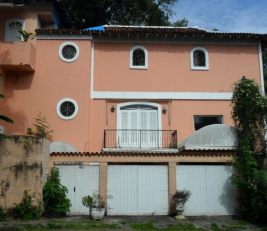 Business – Casa triplex no Humaitá á venda, está a cinco minutos a pé, da Lagoa Rodrigo de Freitas na zona sul do Rio De Janeiro