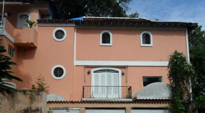 Business – Casa triplex no Humaitá á venda, está a cinco minutos a pé, da Lagoa Rodrigo de Freitas na zona sul do Rio De Janeiro