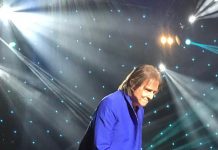 Roberto Carlos em Houston, Texas – Show deslumbrante de luzes coloridas.