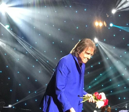 Roberto Carlos em Houston, Texas – Show deslumbrante de luzes coloridas.