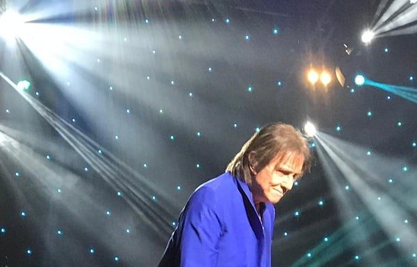 Roberto Carlos em Houston, Texas – Show deslumbrante de luzes coloridas.