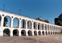Cultura – Os Arcos da Lapa, símbolo mais representativo do Rio de Janeiro antigo, preservado na região boêmia da Lapa.