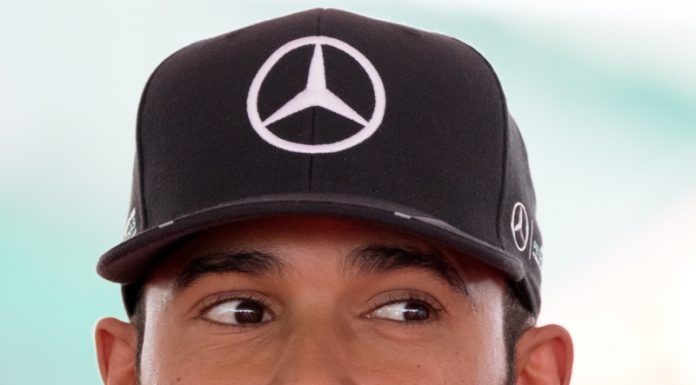 Crônica – Lewis Hamilton – Gênio que bate recorde e se torna o maior vencedor de todos os tempos da Fórmula 1, e brilhantemente continua se posicionando contra atos racistas.