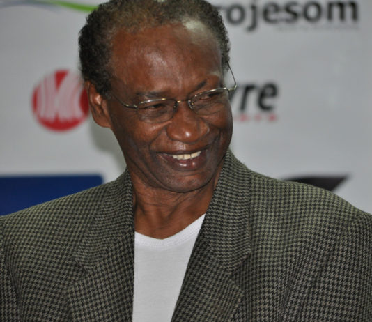 Crônica – O Eminente Dr. Badeco, Ex-atleta P. de Futebol, Advogado e Delegado de Polícia Federal. O guerreiro, que superou na infância em Joinville, o ódio racista da sua professora, que estava de costas usando o quadro, quando ouviu um “PUM”, virou-se, e sem pensar, obrigou ele e outro amigo, os únicos negros a sair da sala, onde havia mais 30 alunos, todos brancos.