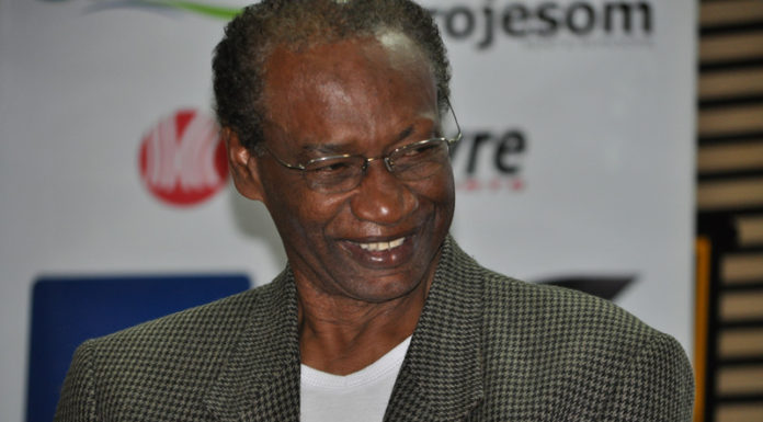 Crônica – O Eminente Dr. Badeco, Ex-atleta P. de Futebol, Advogado e Delegado de Polícia Federal. O guerreiro, que superou na infância em Joinville, o ódio racista da sua professora, que estava de costas usando o quadro, quando ouviu um “PUM”, virou-se, e sem pensar, obrigou ele e outro amigo, os únicos negros a sair da sala, onde havia mais 30 alunos, todos brancos.