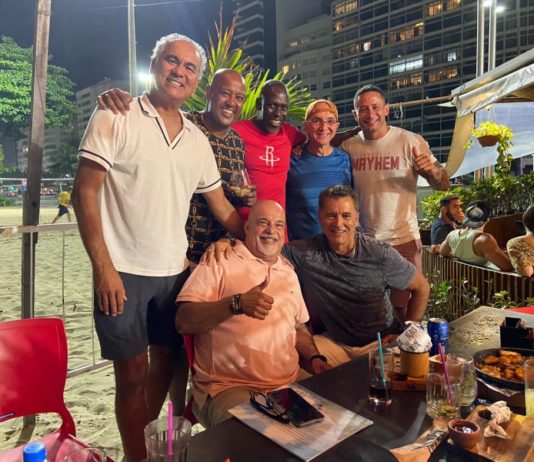 Valfredo Santos, comenta o encontro dos brasileiros de Houston, em Copacabana.