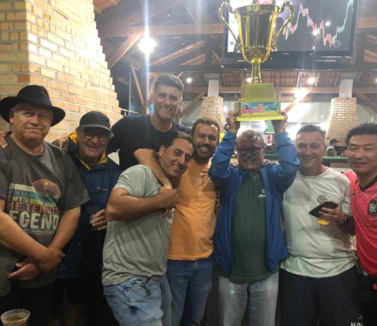 À EQUIPE “TÊNIS FUTEBOL CLUBE” DO ITAMIRIM CLUBE DE CAMPO DE ITAJAÍ, SC, QUE ONTEM SAGROU-SE CAMPEÃ DA CATEGORIA VETERANOS DO TORNEIO DE VERÃO DE FUTEBOL SUIÇO , “UM MILHÃO DE PARABÉNS!!