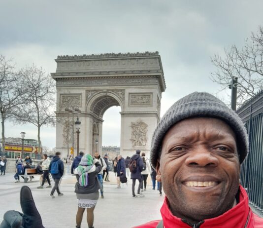 VIP – Dunga, excelente compositor e intérprete de samba, apresentou sua magia em Paris.