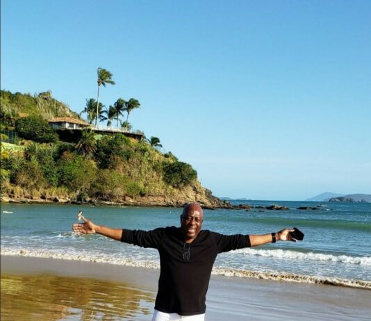 Eu, Sergio Lima ex-jogador de futebol, compus esta música em homenagem ao Rio de Janeiro.