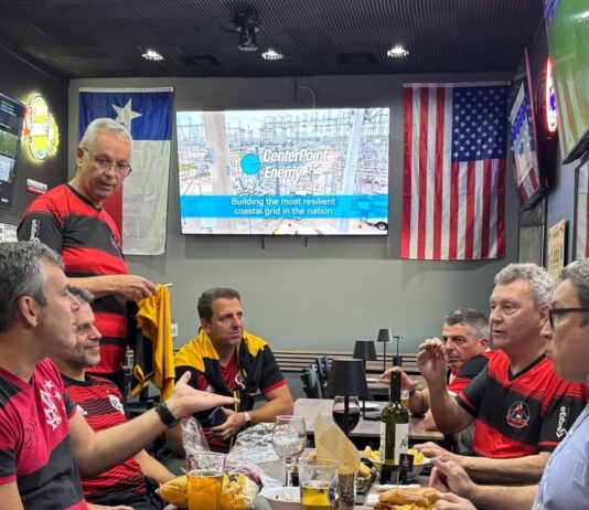 Raul Plassmann, um dos maiores goleiros da história do Flamengo, emociona torcedores em encontro especial com rubro-negros em Houston, Texas.